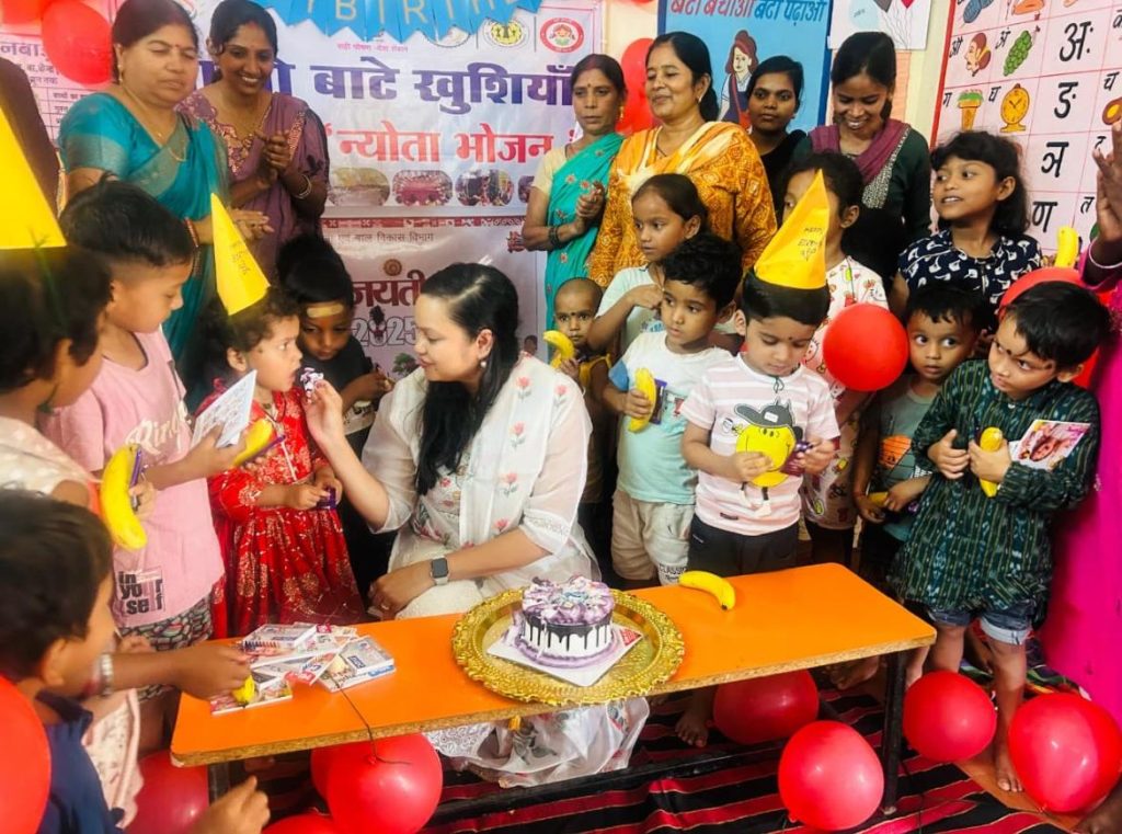 बच्चों के संग बाँटी खुशियाँ – एसडीएम आरंग अभिलाषा पैकरा का जन्मदिन बना यादगार